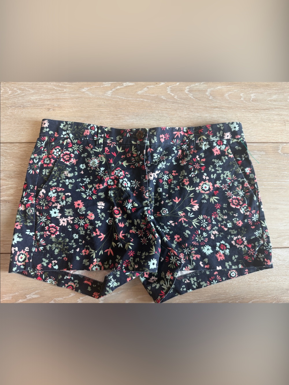GAP summer short. Floral Print. Khakis